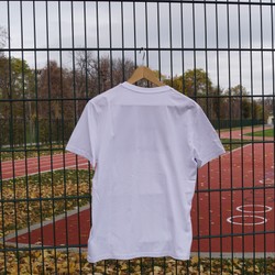 Foto von Rückseite des weißen T-Shirts am Sportplatz