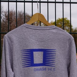 Nahaufnahme von grauem Pullover am Sportplatz