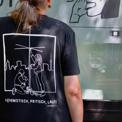 Foto vor dem Büro von dem T-Shirt "Feministisch, Kritisch, Laut"