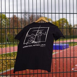 Foto von dem T-Shirt "Feministisch, Kritisch, Laut" am Sportplatz