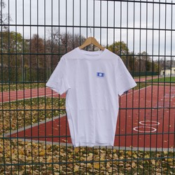 Foto von weißem T-Shirt am Sportplatz