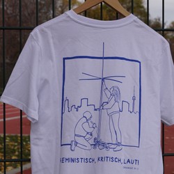 Foto von der Rückseite des weißen T-Shirts am Sportplatz