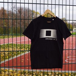 Foto von schwarzem T-Shirt am Sportplatz