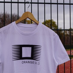 Nahaufnahme von weißem T-Shirt am Sportplatz